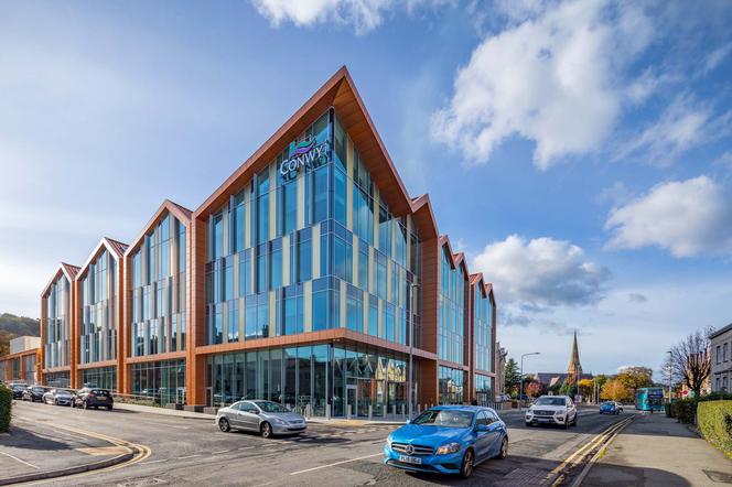 Conwy County Council – największy biurowiec w Walii w systemach ALUPROF
