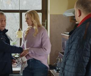 M jak miłość odc. 1728. Jagoda (Katarzyna Kołeczek), Tadeusz (Bartłomiej Nowosielski), Staszek (Sławomir Holland)