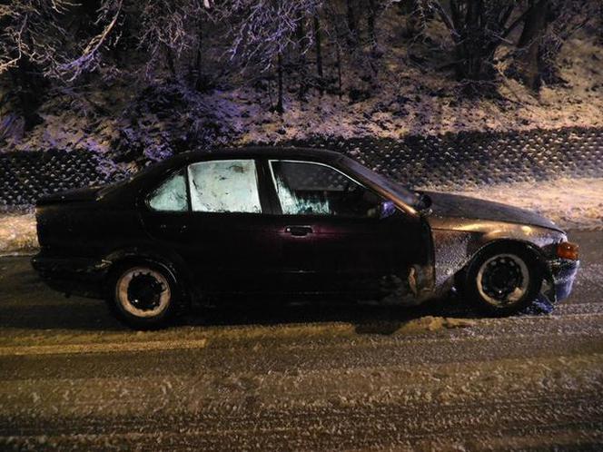 Krosno: 18-latek bez prawa jazdy uciekał przed policjantami. Wpadł w poślizg