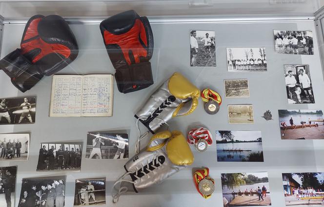 Sportowe pamiątki kaliszan na wystawie w bibliotece