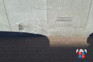 Samochód osobowy uderzył w budynek, kierowca w szpitalu