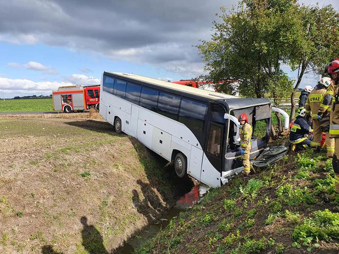 Autobus wypadł z drogi! Fatalny wypadek w Wytrębowicach [ZDJĘCIA]