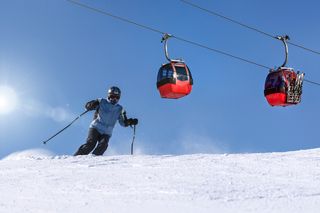 Jazda na nartach tylko w kasku! Radzą ratownicy GOPR. Dlaczego?