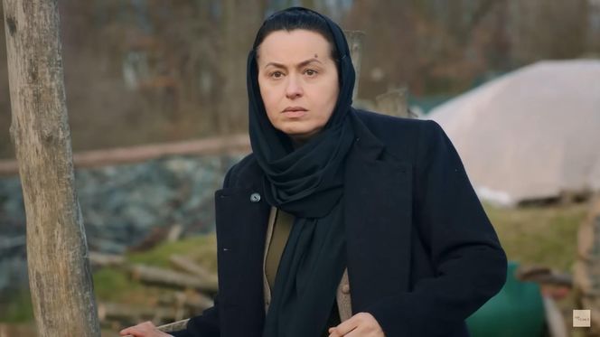 Matka Sili obserwuje z ukrycia, co się dzieje 