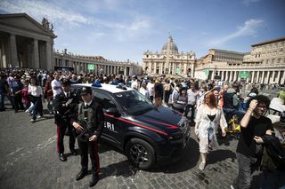 Śmierć Papieża Franciszka: Relacja z Placu św. Piotra. Wierni w żałobie!