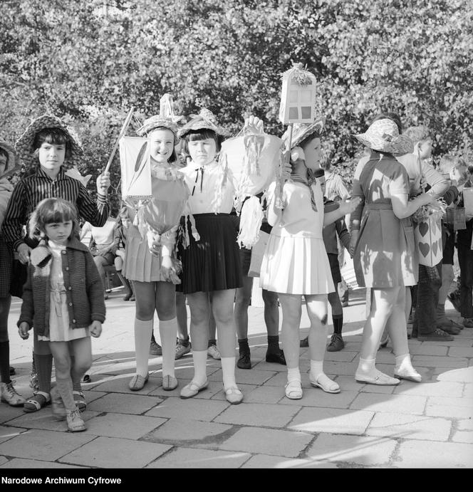 Dzieci z lampionami podczas festynu (1968 r.)