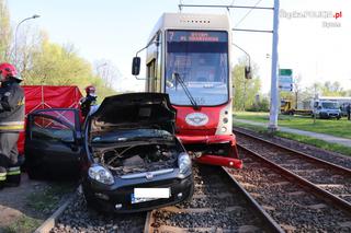 Śmiertelny wypadek, osobówka zderzyła się z tramwajem. Kobieta zmarła na miejscu