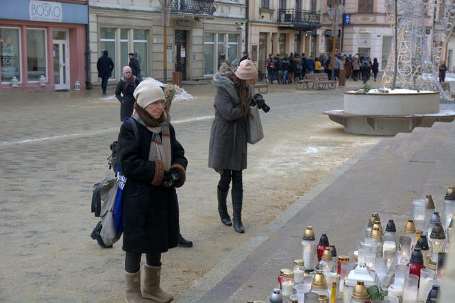 Lublin: Flaga miasta opuszczona do połowy masztu. W południe wybrzmiała „Cisza”