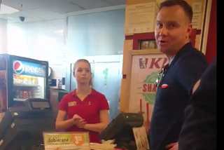 Prezydent Duda zaatakowany w KFC w Krakowie: Czemu Pan łamie Konstytucję?. Interweniowała żona! [WIDEO NOWA TV 24 GODZINY]