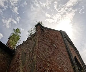 Porzucony kościół Salvatora na Dolnym Śląsku. Tajemnicza ruina w centrum miasta 