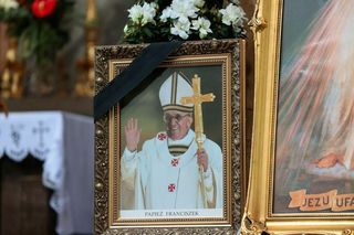 Transmisja pogrzebu papieża Franciszka w TV i online. Gdzie i o której oglądać ostatnie pożegnanie Ojca Świętego?