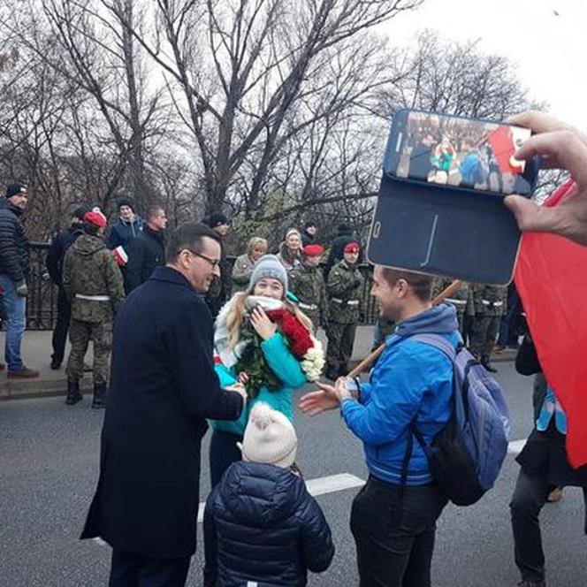 Oświadczył się na Marszu Niepodległości. Premier Mateusz Morawiecki pogratulował zaręczyn