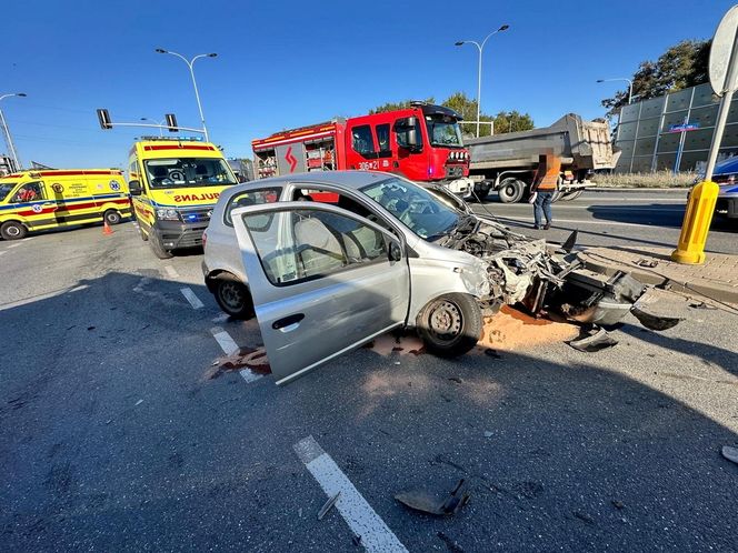 Potworny wypadek w Warszawie. Roztrzaskane trzy samochody, w tym jeden radiowóz. Policjanci trafili do szpitala