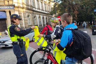 Strażnicy miejscy z Leszna rozdawali rowerzystom kamizelki odblaskowe