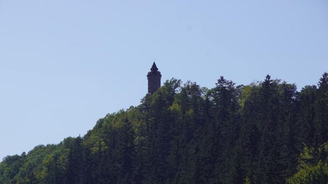 To najpiękniejsze jezioro na Dolnym Śląsku. Otoczone jest wzgórzami i lasami
