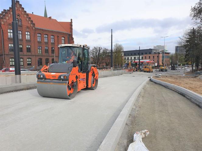 Rozbudowa ul. Kujawskiej. Prace na półmetku 