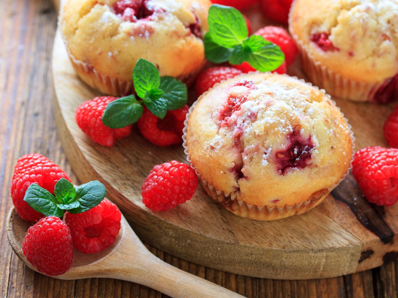 Babeczki malinowe z kruszonką - łatwy przepis