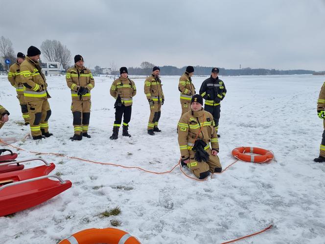 Ćwiczenia strażaków odbyły się tradycyjnie nad zalewem nad Muchawką w Siedlcach