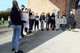 Protest pod kościołem św. Antoniego w Lesznie