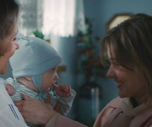 M jak miłość odc. 1881. Franka (Dominika Kachlik), Marysia (Małgorzata Pieńkowska), Antoś (Mark Myronenko)