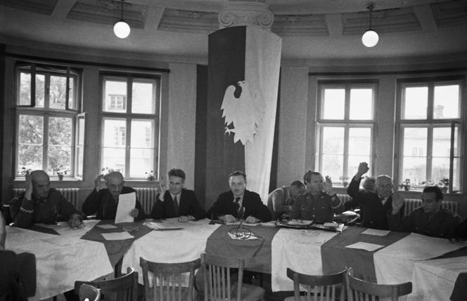 21 lipca 1944 r. powstał Polski Komitet Wyzwolenia Narodowego (PKWN) pod przewodnictwem Edwarda Osóbki-Morawskiego, powołany jako nowa legalna władza i konkurencja dla rządu RP w Londynie