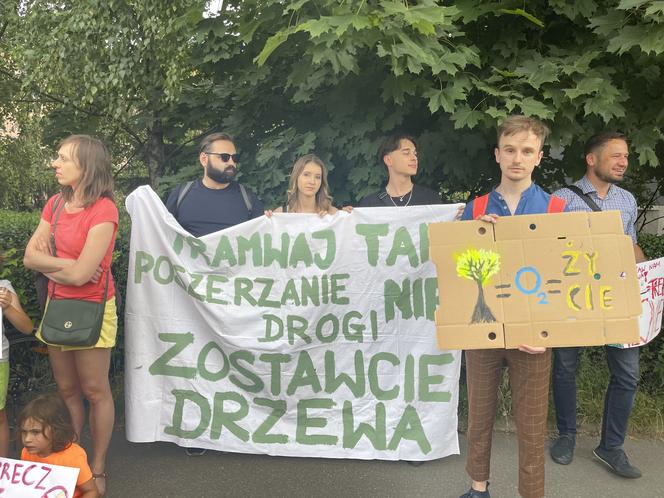 Protest mieszkańców przeciwko wycince drzew pod budowę linii tramwajowej do Mistrzejowic.