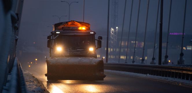 167 posypywarek ruszyło do akcji! Śnieg nie zaskoczył kierowców w Warszawie