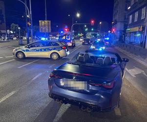 Warszawa. Kierowca BMW potrącił policjanta. Funkcjonariusz wpadł na maskę auta i huknął na asfalt