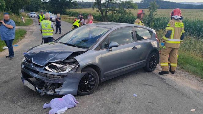 Poważny wypadek pod Dzierżoniowem. Zderzyły się trzy auta, są ranni 