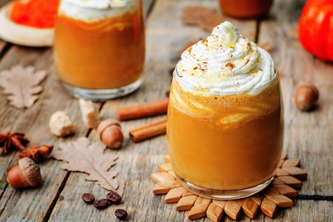 Pumpkin Spice Latte zrobisz w domu. Dodaje energii, rozgrzewa i poprawia humor