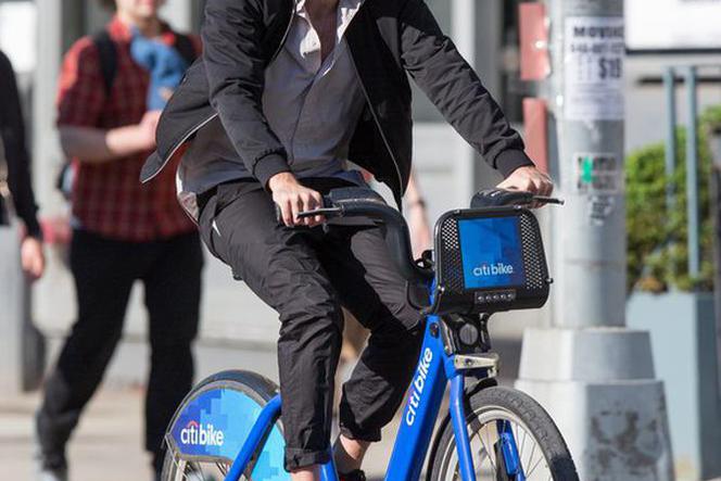 Robert Pattinson przyłapany na rowerze. Ale miał frajdę - nawet się uśmiechał! ;D ZDJĘCIA