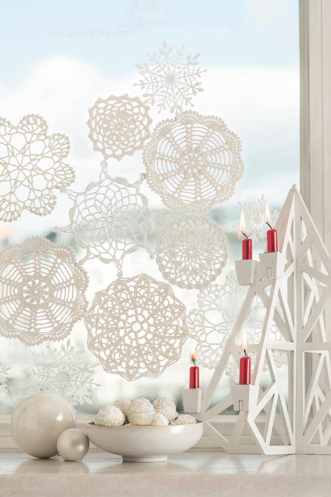 Świąteczne białe dekoracje w czystym oknie