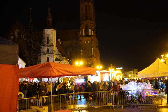 Ciężarówka Coca-cola w Białymstoku! Świąteczna atrakcja przyciągnęła tłumy mieszkańców na Rynek Kościuszki