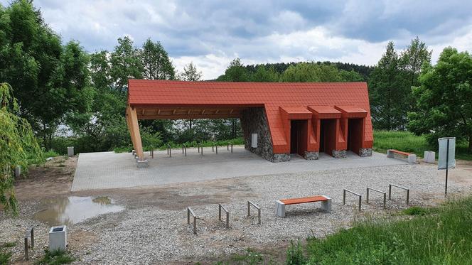 Ogromny pomost i piaszczysta plaża. To miejsce na Mazurach przyciąga tłumy turystów. Zobacz zdjęcia