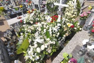 Setki białych kwiatów na grobie Marcela i znicz od rodziców ze wzruszającą inskrypcją