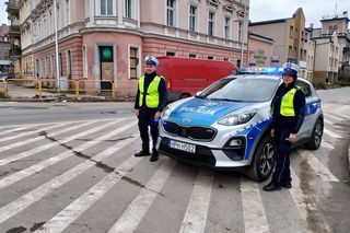 Policjanci z sokołowskiej komendy uratowali życie mężczyźnie, który nagle upadł na chodnik