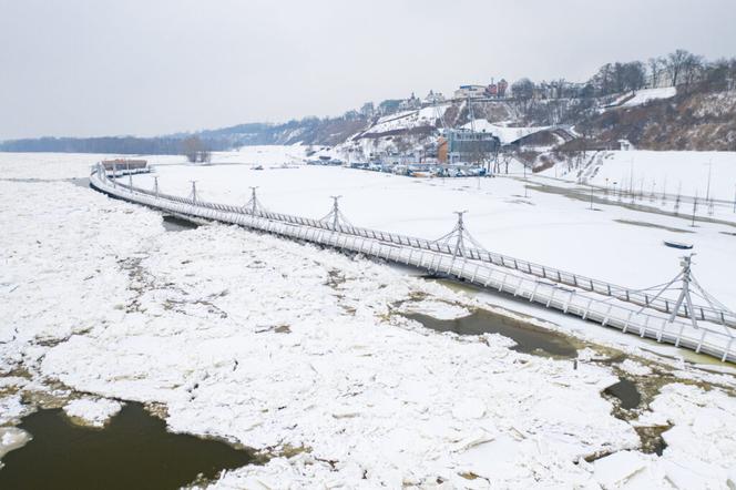 Płock. Przepłynęły na krze całe miasto! Służby nie były w stanie pomóc [WIDEO]