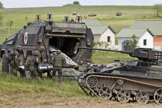 Pojazd Wiesel 2 na tle medycznego Boxera