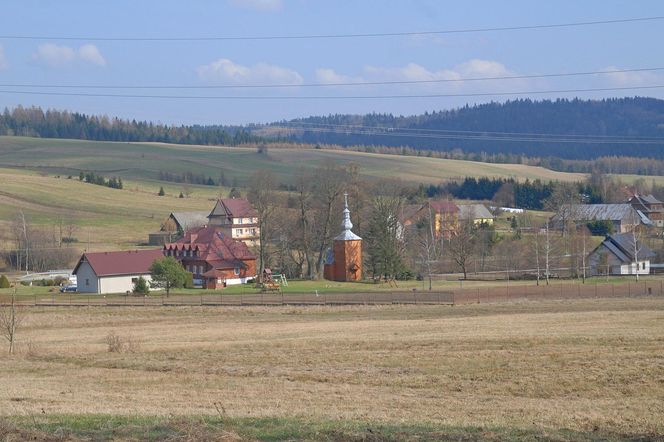 Ta małopolska wieś należała kiedyś do biskupa. Mieszkali w niej Łemkowie