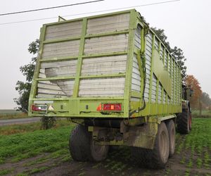 Bus wbił się w tył przyczepy traktora! O krok od tragedii na DK 62