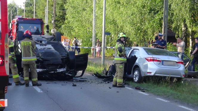 Potworna czołówka pod Legionowem. Roztrzaskane auto dachowało, są ranni