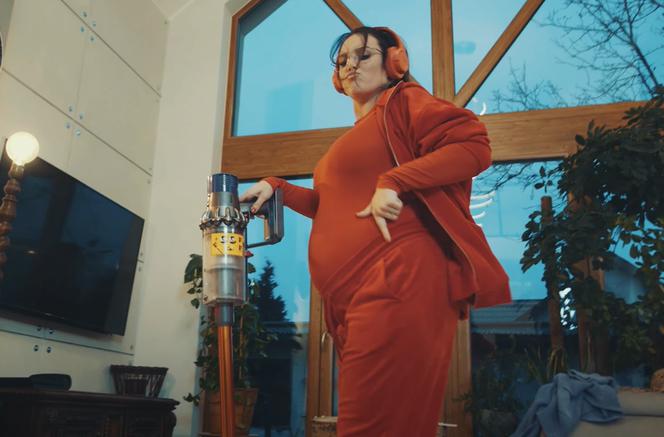 Ewa Farna tańczy w ciąży i śpiewa nową piosenkę! To wideo jest sztosem