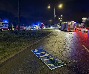  Tragedia na Modlińskiej. Dwie osobówki roztrzaskane. Są ofiary śmiertelne