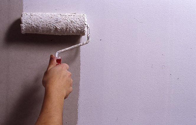 Przed malowaniem ścian: przygotowanie podłoża, gruntowanie ścian