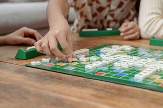 KONKURS: Zagraj z idolami GEN Z!  Wygraj rozgrywkę w Scrabble z Hi Hanią lub Bartkiem Świeżym