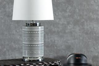 lampa stołowa z podstawa ozdobioną czarno - białym wzorem graficznym