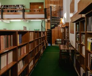 Biblioteka Uniwersytetu Opolskiego - zdjęcia. Zobacz zachowane wnętrza z lat 70.