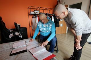 Pan Łukasz jest inwalidą. Ale zdaniem lekarzy na rentę socjalną nie zasługuje 