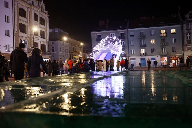 Bytomski rynek świeci się jak choinka. Gwiazda DeLoreana rozświetliła Bytomski Jarmark Świąteczny