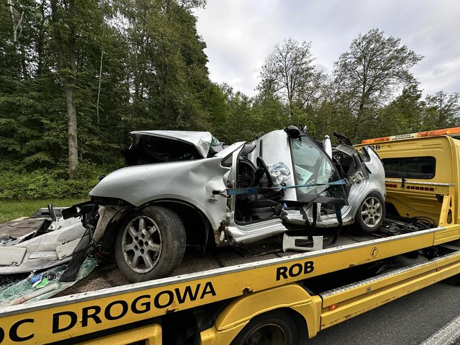 Samochód ciężarowy zderzył się z osobowym autem. Cztery osoby zginęły. Droga zablokowana